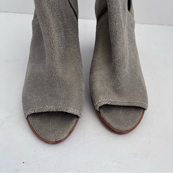 Donald J Pliner size 7.5 Kara Peep Toe Crackle Leather Ankle Bootie Heels Taupe - Picture 9 of 16